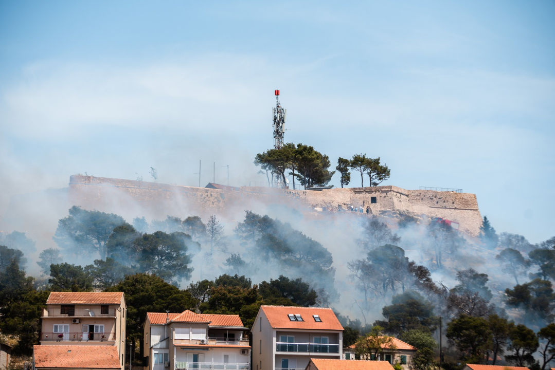 Požar ispod sv. Ivana izazvale četiri signalne rakete: Izgorjela 2,5 hektara