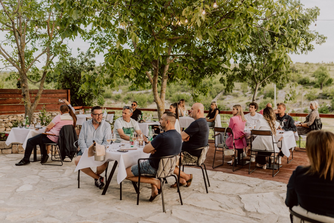 Konoba Campanelo otvorila je terasu s najljepšim pogledom uz gostovanje Melkiora Bašića!