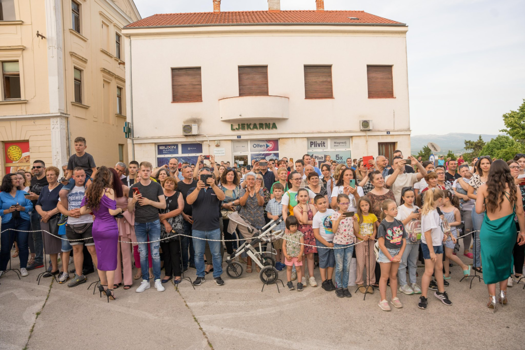 Drniški maturanti nakon dvije godine opet imali špalir na Poljani!