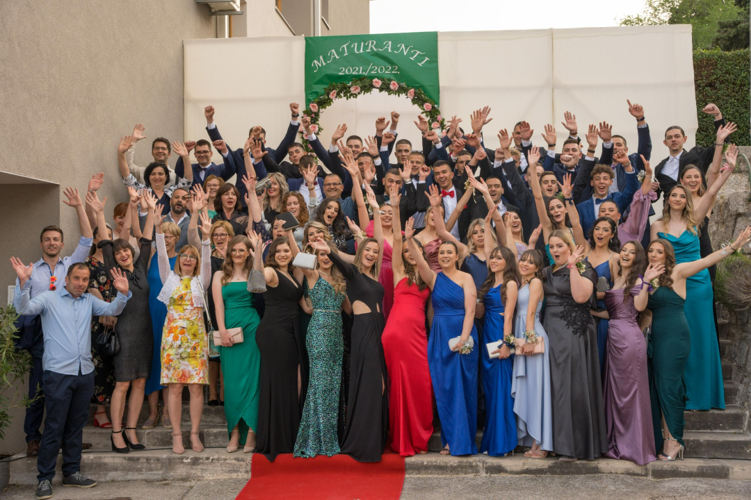 Drniški maturanti nakon dvije godine opet imali špalir na Poljani!