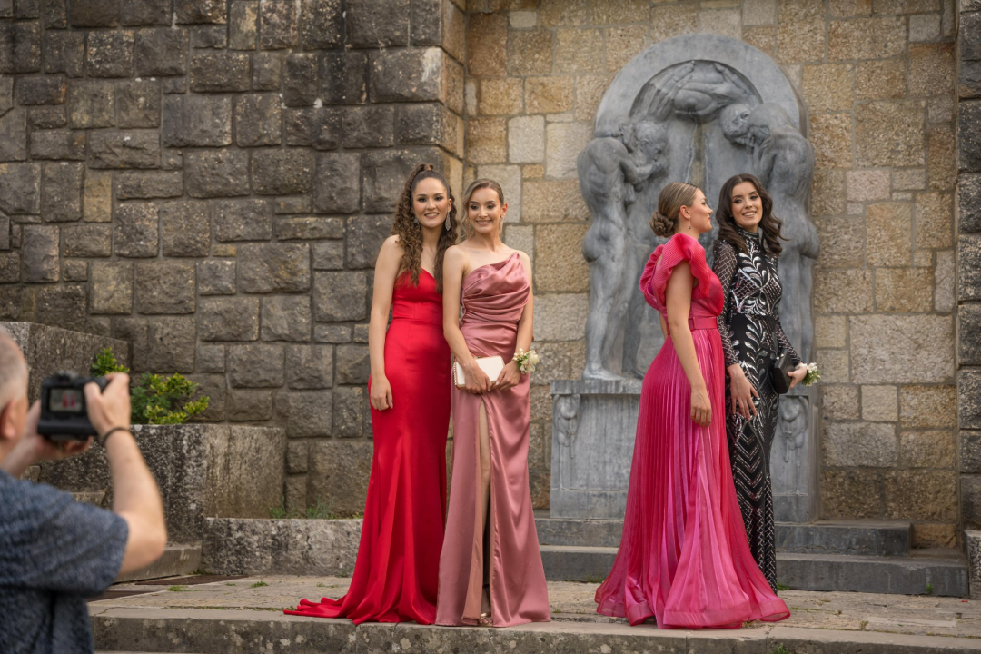 Drniški maturanti nakon dvije godine opet imali špalir na Poljani!