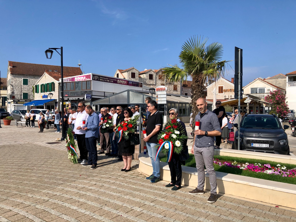 Polaganjem vijenaca i molitvom u Vodicama obilježen Dan državnosti