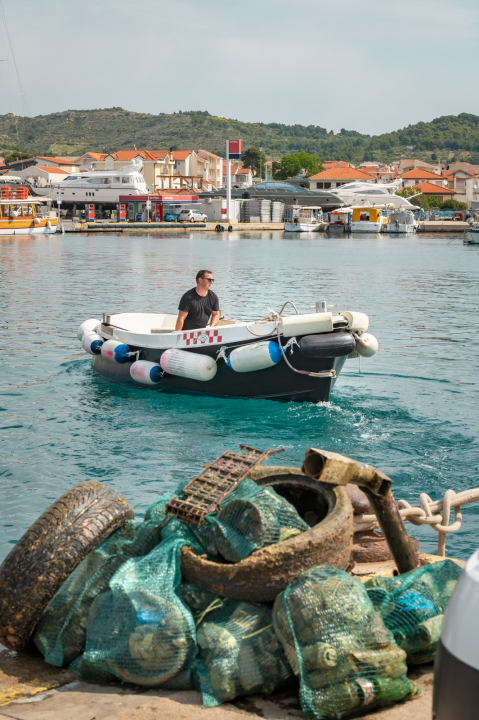 U Tribunju održana peta akcija čišćenja ribarske luke 'Zajedno smo jači' 