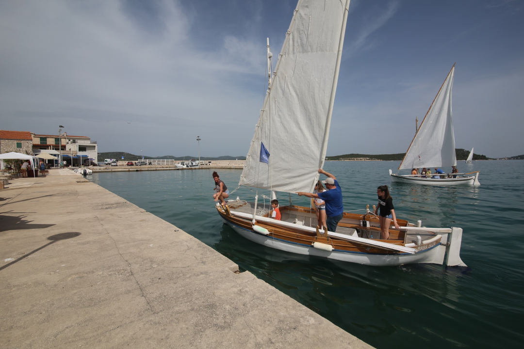 Betinska regata tradicijskih brodova održana usprkos bonaci