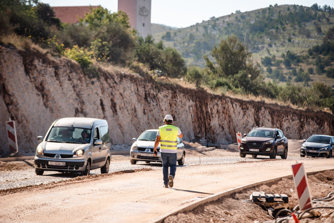 Posjetili smo Žaborić: 'Turisti nam ne dolaze, a Šibenčana je sve manje na plaži. Puna nam je kapa ovih radova' 