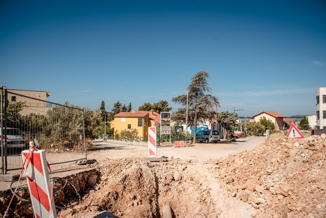Posjetili smo Žaborić: 'Turisti nam ne dolaze, a Šibenčana je sve manje na plaži. Puna nam je kapa ovih radova' 
