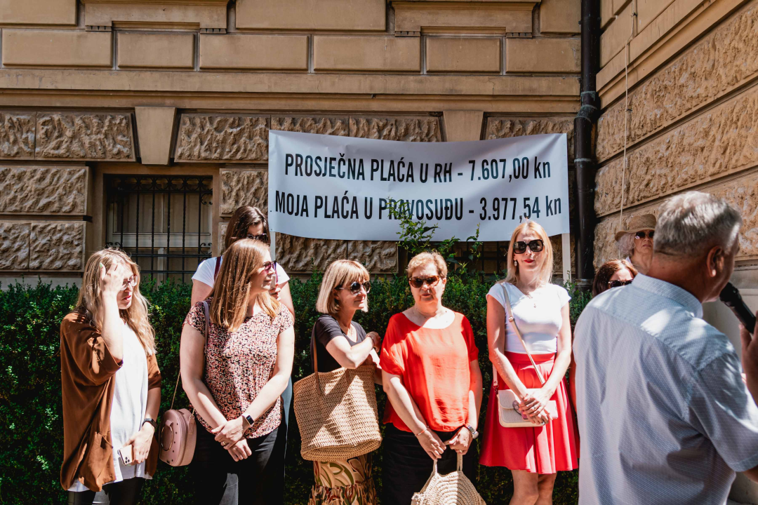 Prosvjed službenika i namještenika ispred suda: Uskraćeni smo za dostojanstvo i svakodnevno omalovažavani