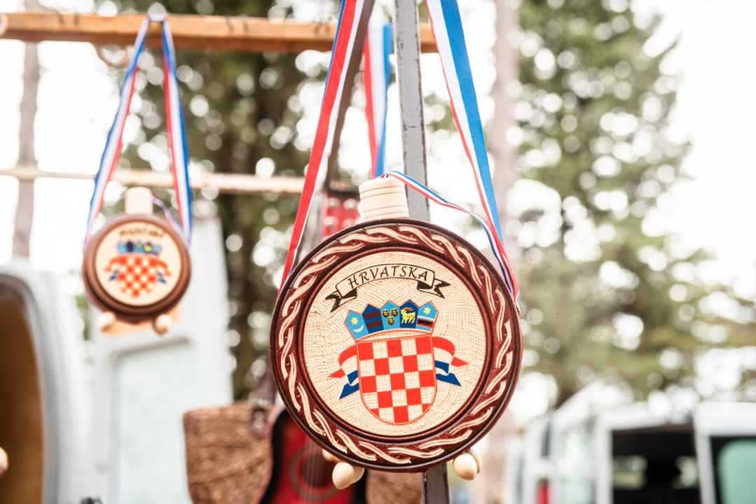 Bili smo na Benkovačkom sajmu: Najtraženija 'roba' su CD-evi Thompsona i Bulića, a za prasetinu se čeka red