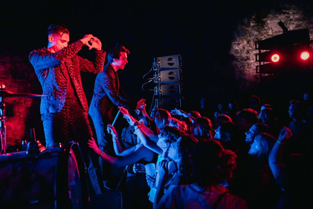 Nema ljubavi u klubu, ljubav je na tvrđavi: Plesnjak za milenijalce uz Buč Kesidi i Nipplepeople