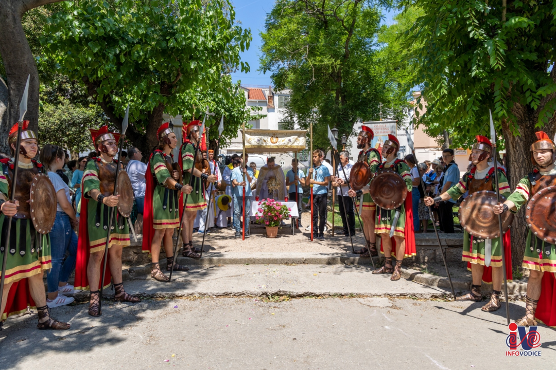 Procesijom kroz mjesto u Vodicama proslavljeno Tijelovo