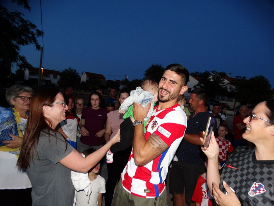 Veličanstven doček hrvatskog reprezentativca Martina Erlića u rodnom Tinju