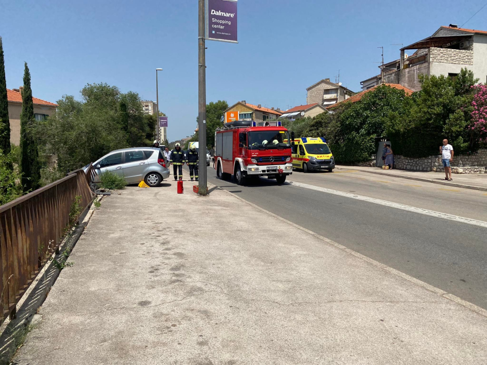 Automobil probio ogradu ispod Njegoševog trga, ženska osoba ozlijeđena