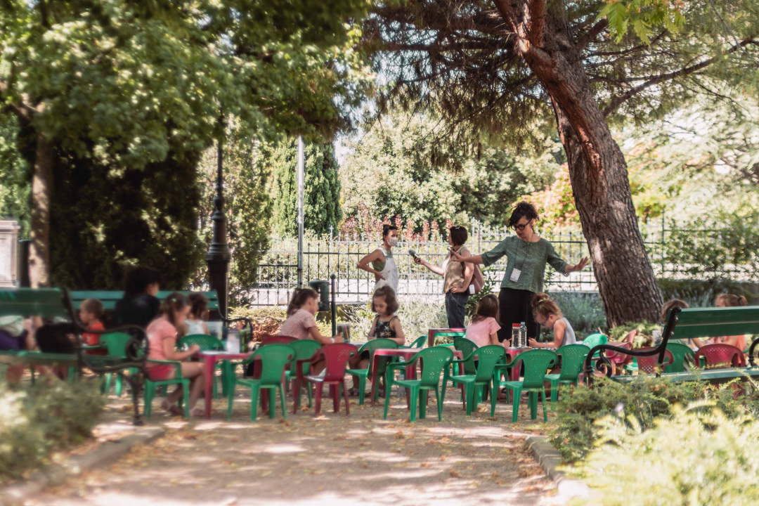 Jutarnji đir po MDF-u: Djeca uživaju u crtanju, šahu i debeloj hladovini