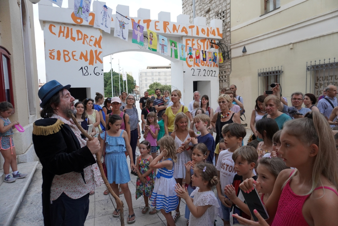 U kazalištu ništa, Ljetna otkazana: Ostaje vam program po ulicama i trgovima