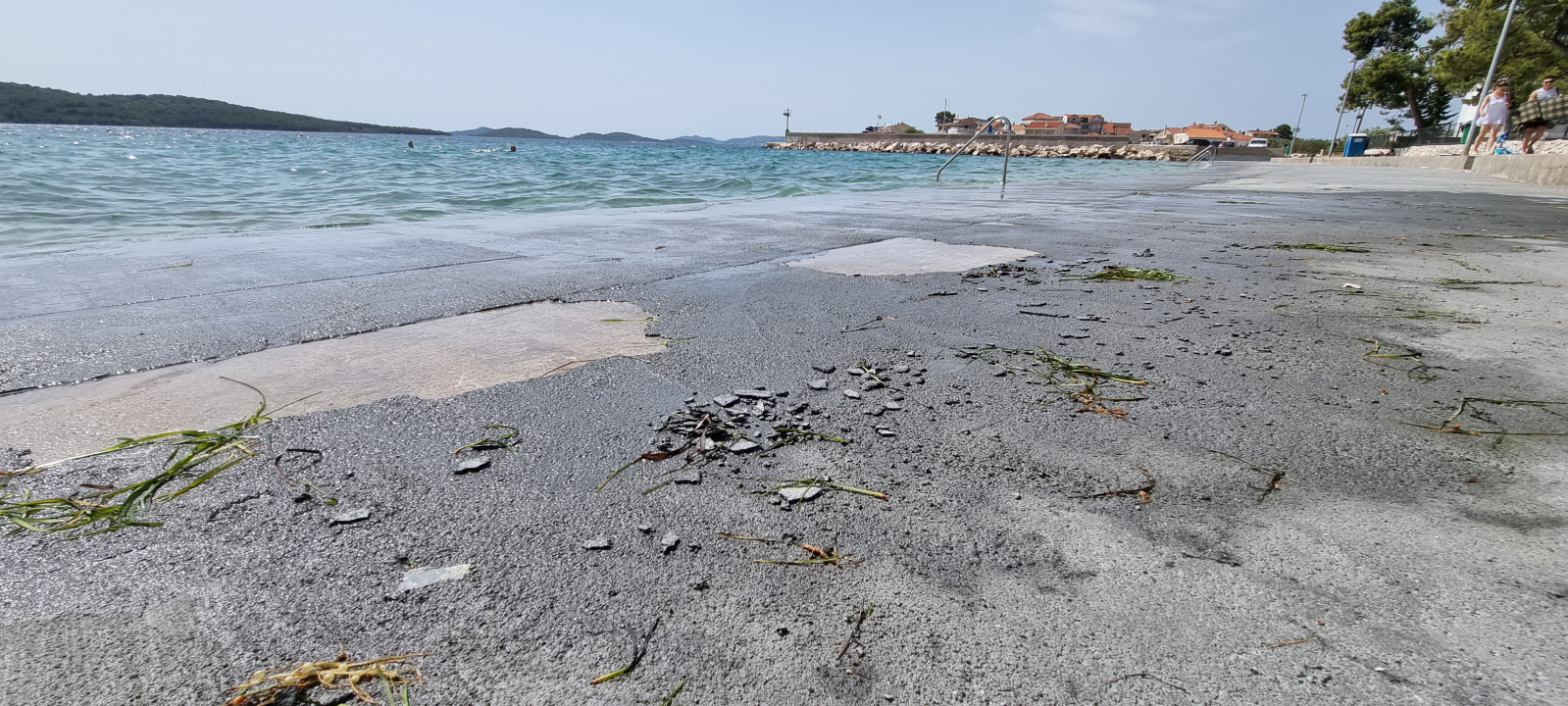 Kupači nezadovoljni obnovljenom plažom u Zablaću: Raspada se gornji sloj betona