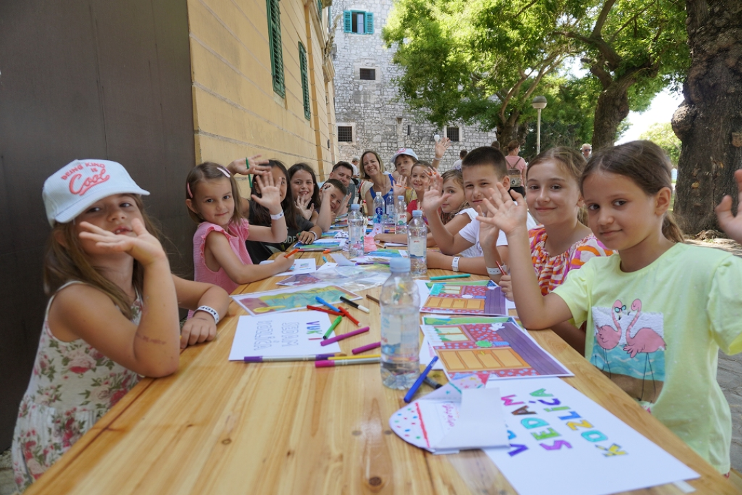 Šibenčanima danas čitaju Antonija Blaće, Dorijan Klarić i Igor Rudan, na Ljetnoj 'Trnoružica',  a u gradu cirkus