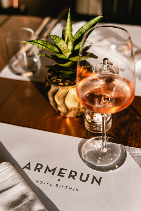 Buta je nova šibenska gastro destinacija: Uživajte u mediteranskim jelima na terasi okruženoj začinima