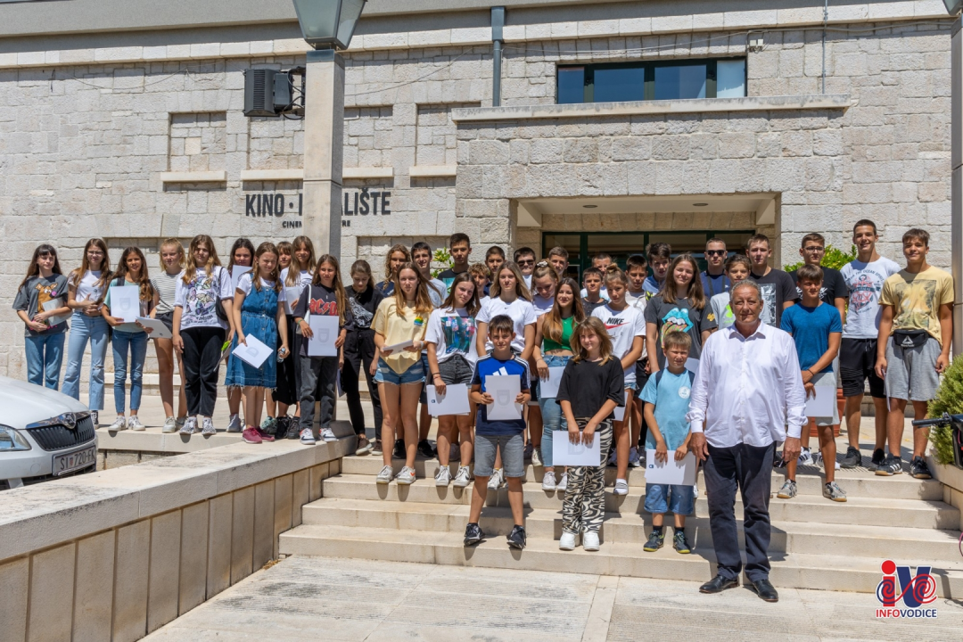 Učenici osnovnih škola Vodice i Čista Velika nagrađeni za uspjehe na natjecanjima