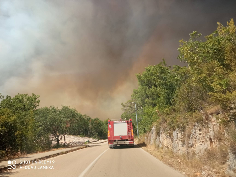 Jedan vatrogasac ozlijeđen, četveročlana obitelj iz Rasline koja je ostala bez kuće smještena u Cvjetni dom