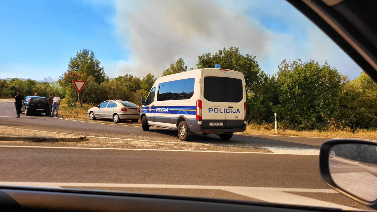 Jedan vatrogasac ozlijeđen, četveročlana obitelj iz Rasline koja je ostala bez kuće smještena u Cvjetni dom