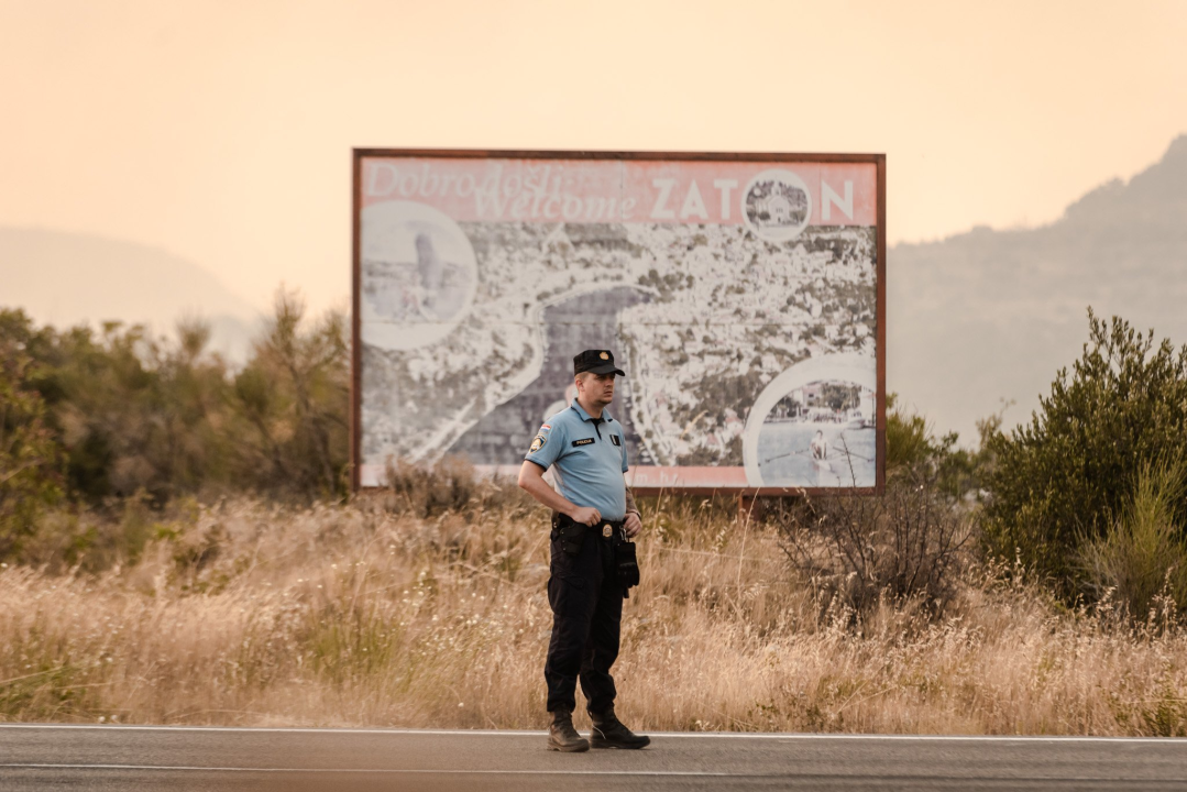 Nemirna noć na požarištu: Pogledajte večerašnje scene iz Zatona