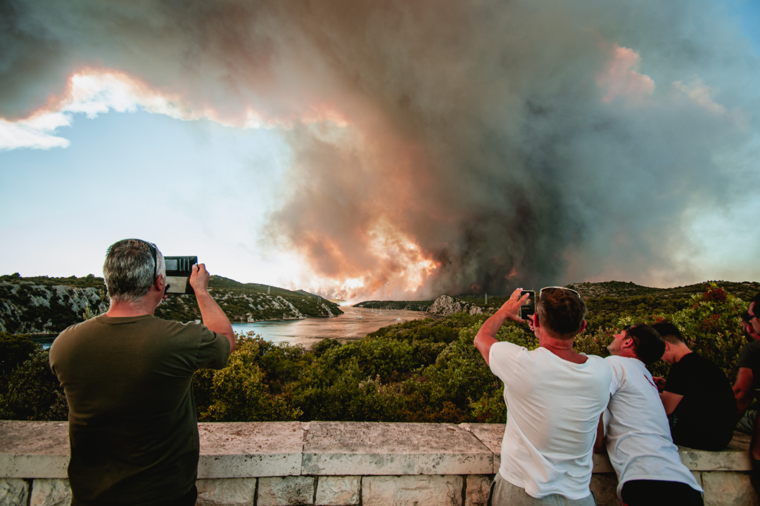 Jedan vatrogasac ozlijeđen, četveročlana obitelj iz Rasline koja je ostala bez kuće smještena u Cvjetni dom