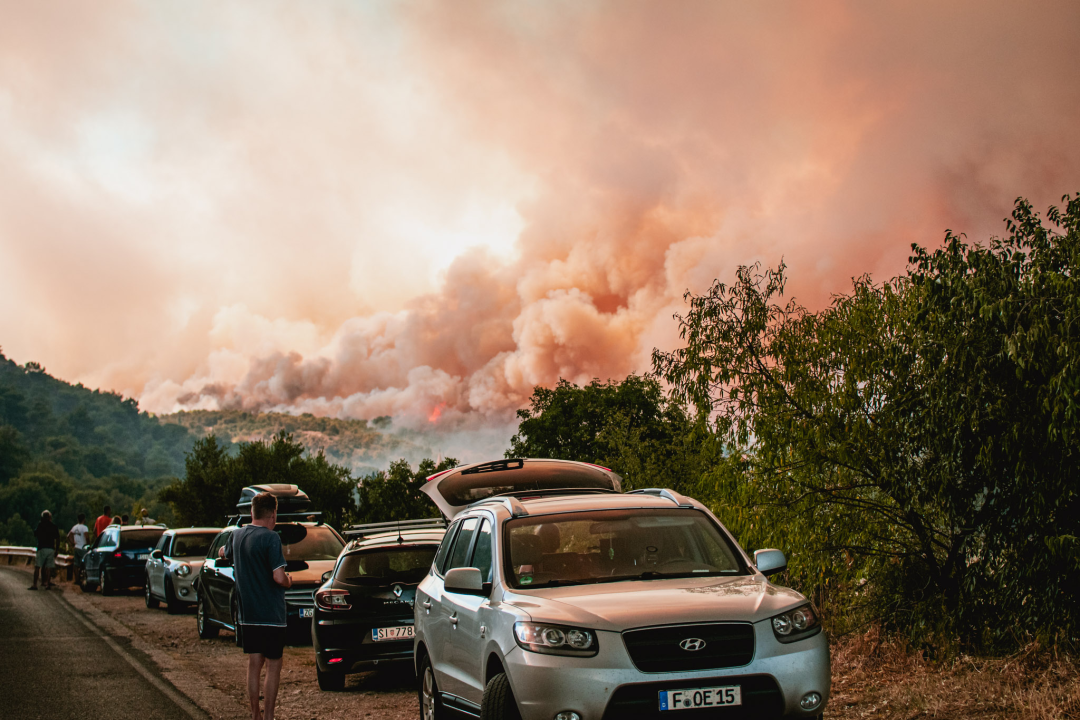 Jedan vatrogasac ozlijeđen, četveročlana obitelj iz Rasline koja je ostala bez kuće smještena u Cvjetni dom