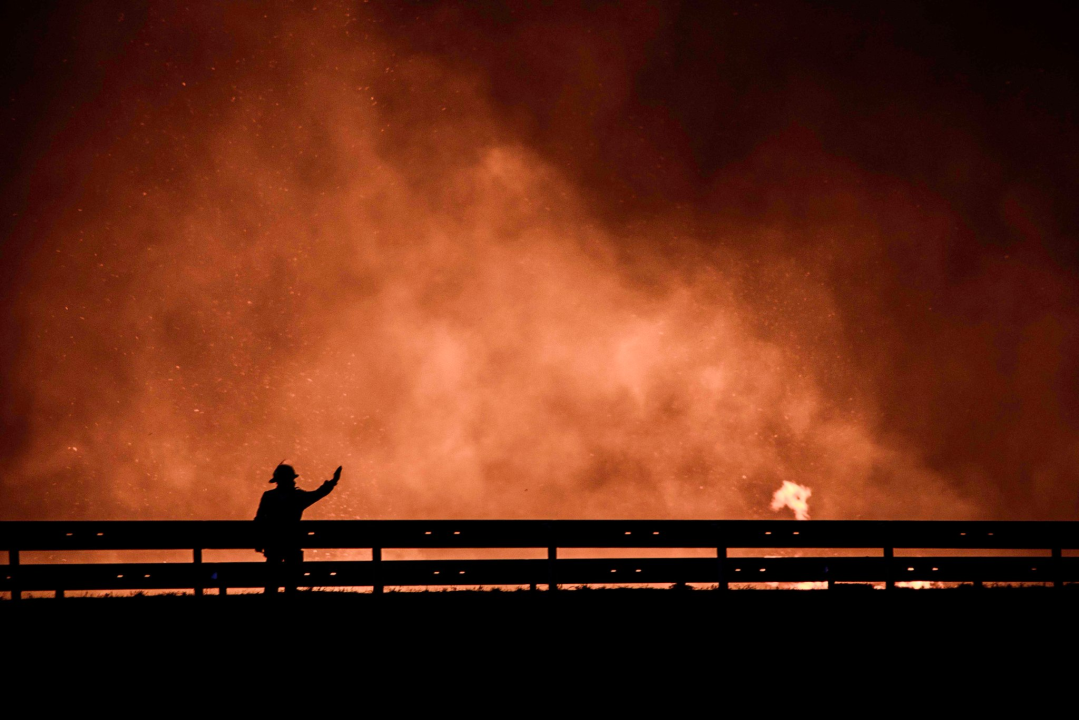 Dva kanadera od jutra u akciji: Nekoliko vatrogasaca lakše ozlijeđeno, vatrena linija i dalje aktivna na vodičkoj strani