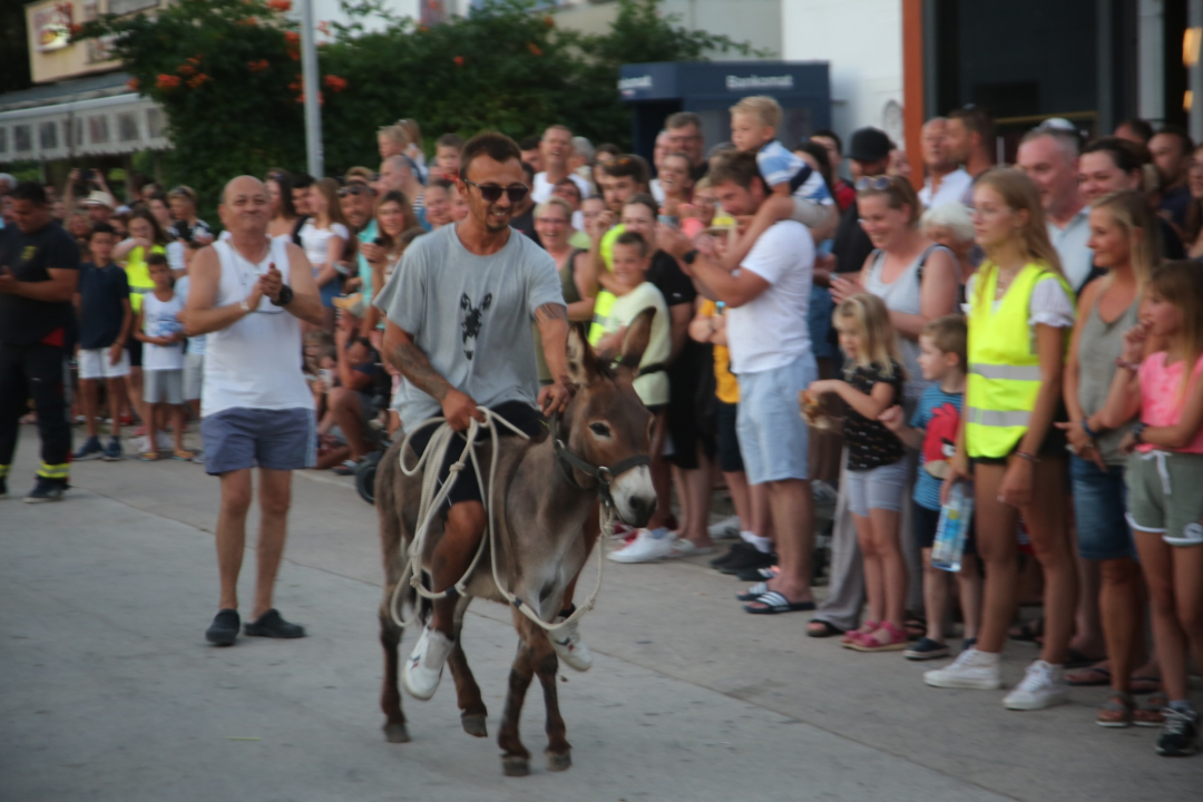 Deva i magarac Grgo pobjednici su trke tovara u Pirovcu