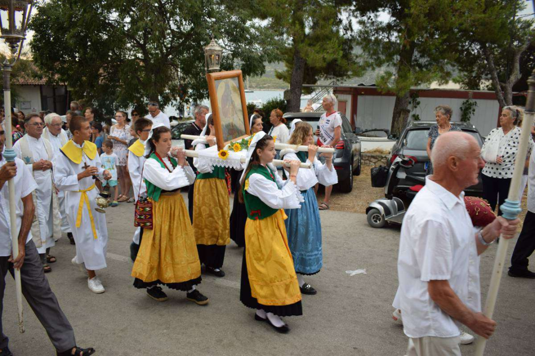 U Primoštenu proslavljena Gospa od Porta: Djevojke u nošnjama nosile sliku, procesiju pratile brodice