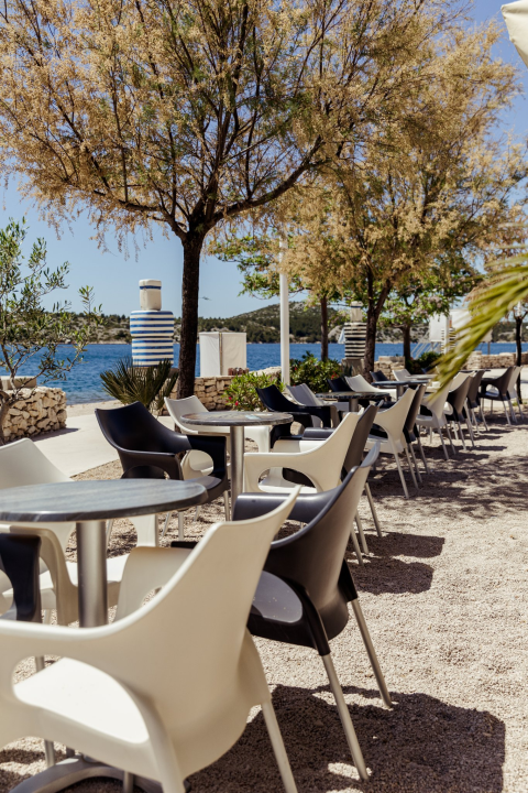 Zaigrajte odbojku na pijesku na plaži Banj, a predah potražite u Petrusu!