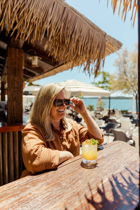 Zaigrajte odbojku na pijesku na plaži Banj, a predah potražite u Petrusu!