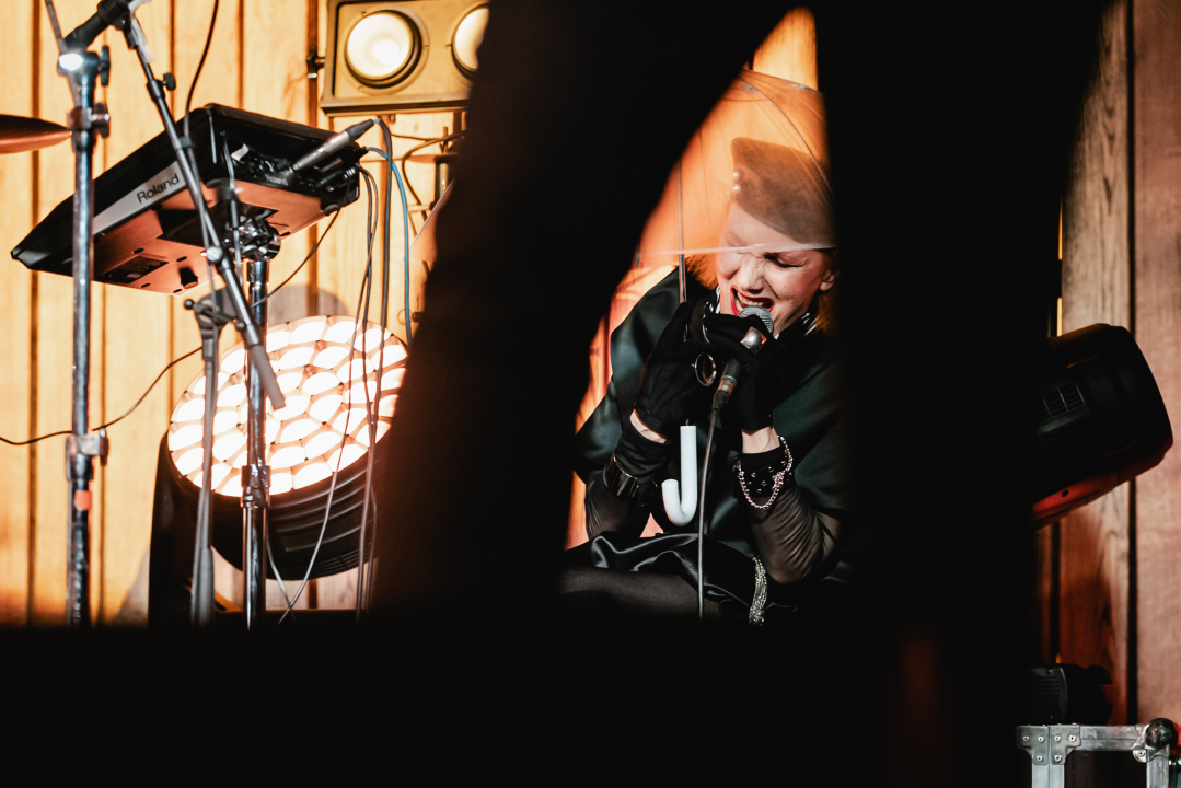 Bura, bura svuda oko nas. Osim oko Josipe koja je cijeli koncert sjedila na podu iza bubnja!