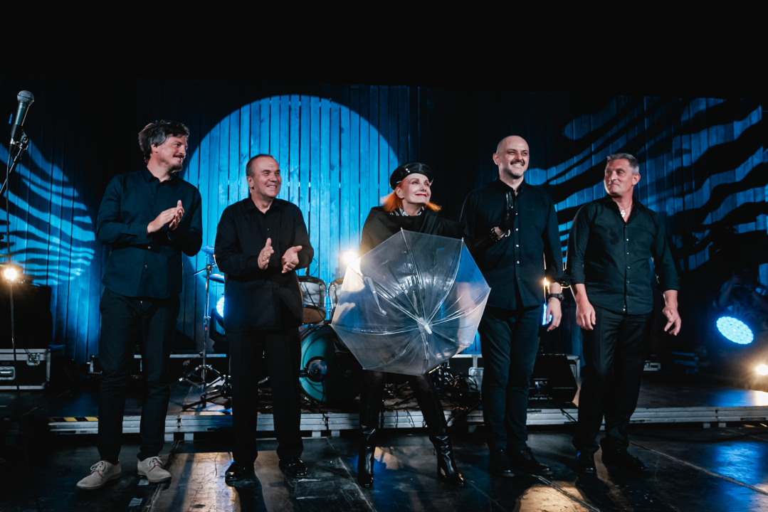 Bura, bura svuda oko nas. Osim oko Josipe koja je cijeli koncert sjedila na podu iza bubnja!