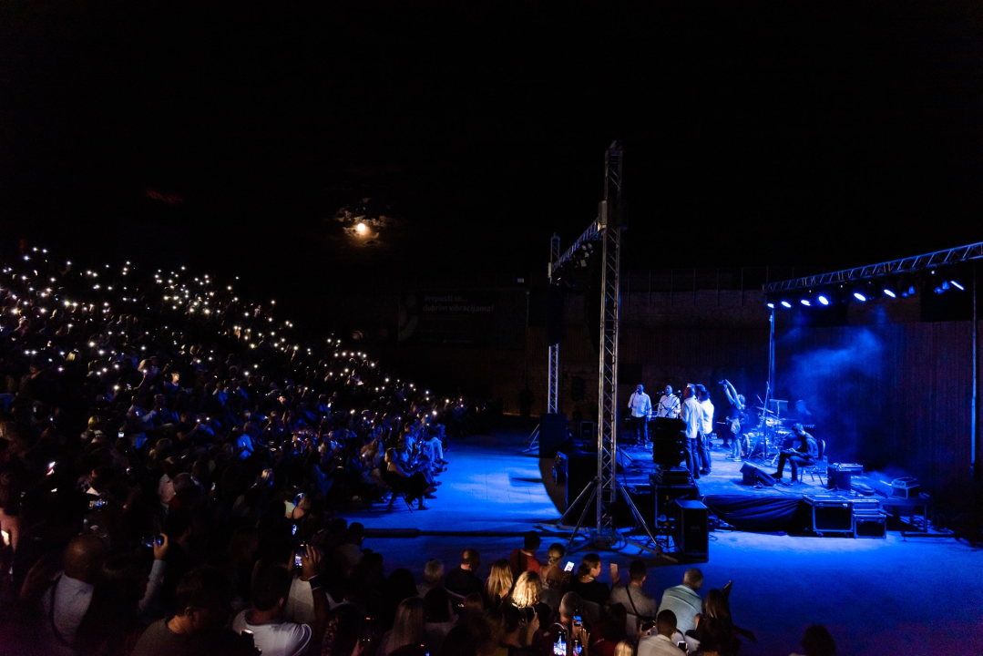  Klapa Rišpet prvi put nastupila u Šibeniku i oduševila publiku: 'Nećemo se sad tu samo njihati kao šest čempresa'