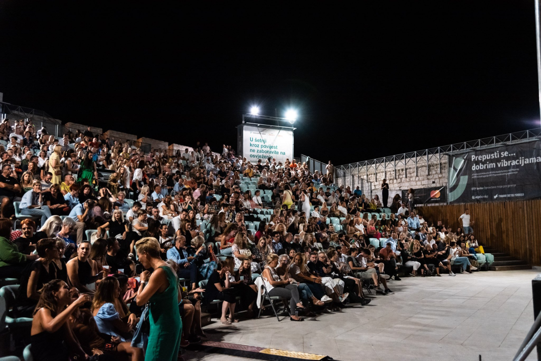 Tony Cetinski u Šibeniku predstavio novi izgled i usput oduševio publiku