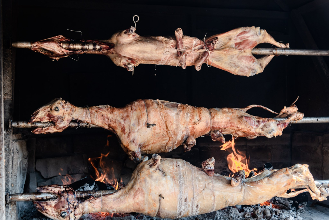 Janjetine nema, ali ima kukuruza: Pečenog, kuhanog i u obliku kokica. I brdo plastike 