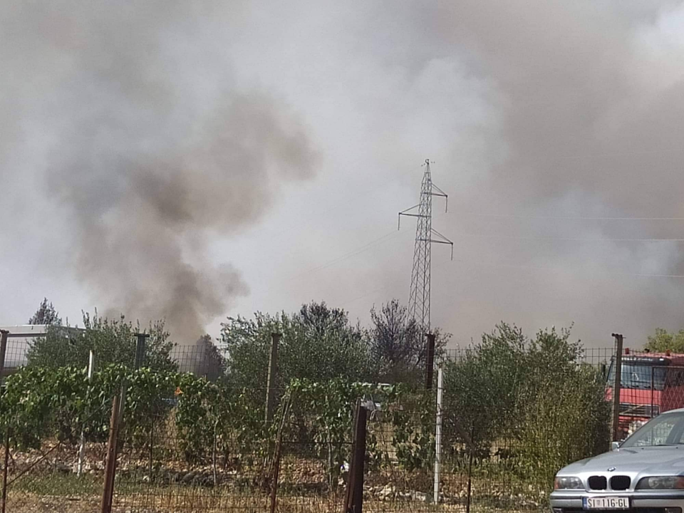 U tijeku sanacija požarišta u Vrpolju: Na terenu 60 vatrogasaca i 21 vozilo