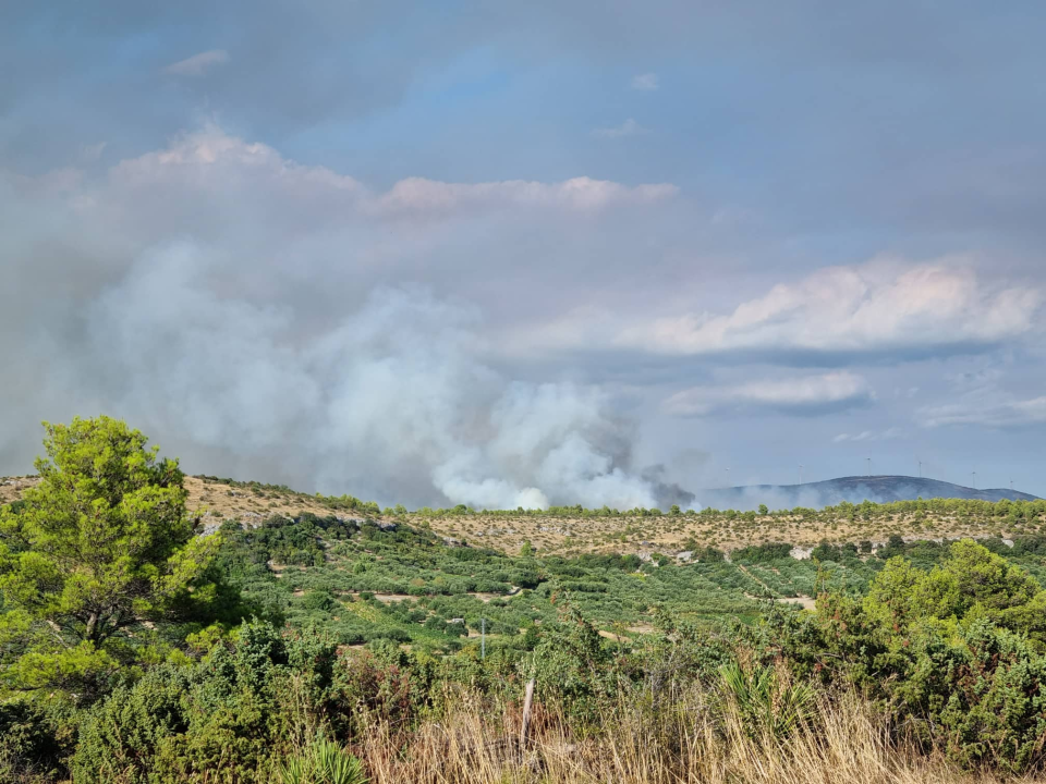 U tijeku sanacija požarišta u Vrpolju: Na terenu 60 vatrogasaca i 21 vozilo