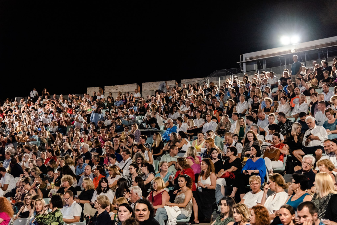 Zorica Kondža rasplesala tvrđavu bezvremenskim hitovima, ali i Oliverom i Tinom Turner