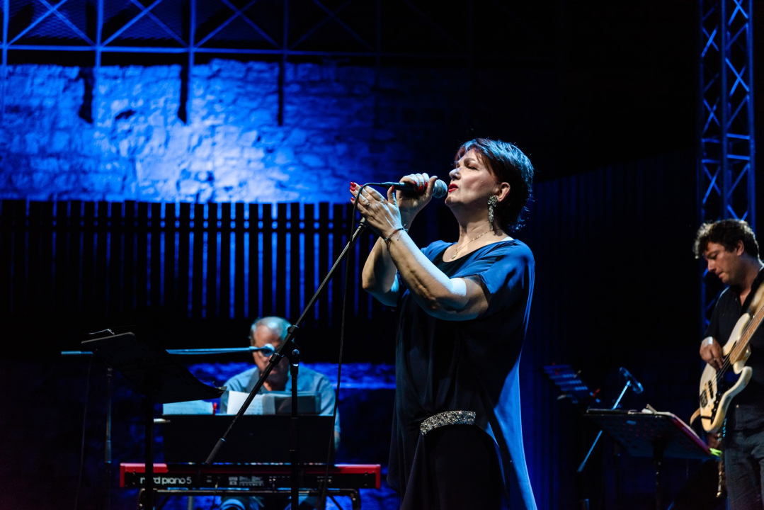 Zorica Kondža rasplesala tvrđavu bezvremenskim hitovima, ali i Oliverom i Tinom Turner