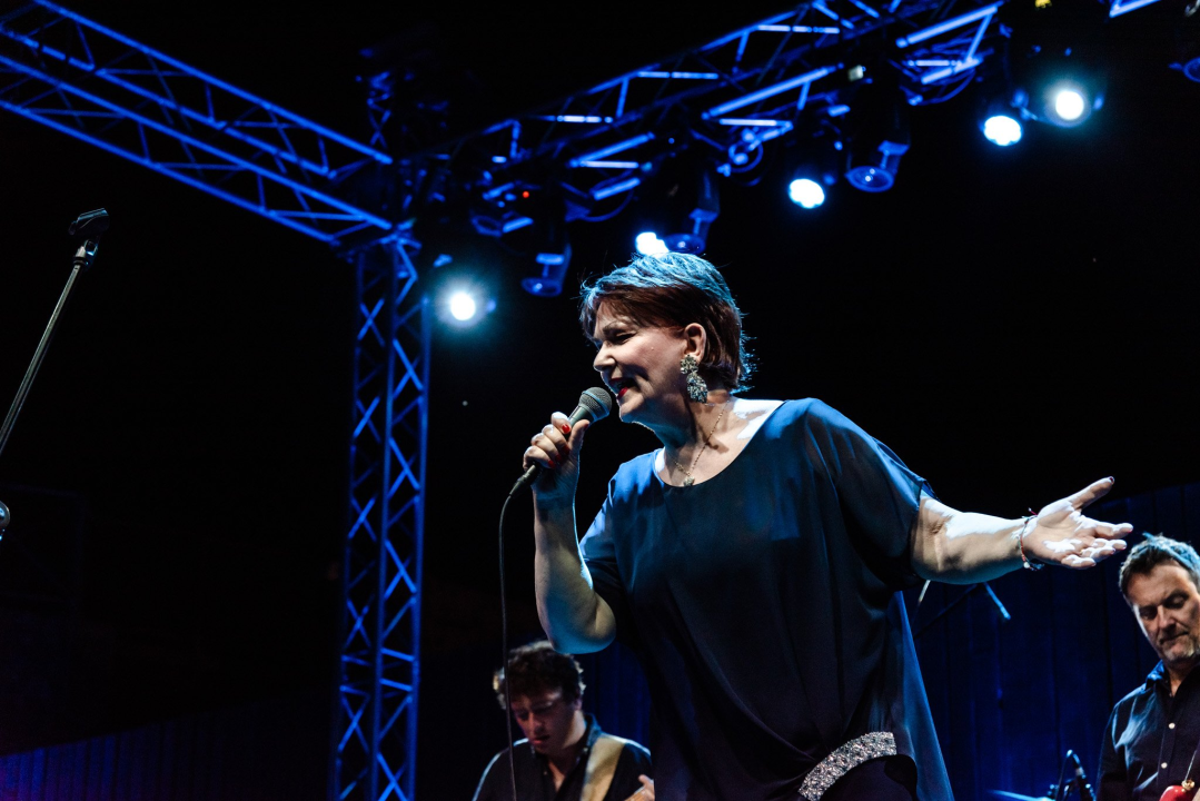 Zorica Kondža rasplesala tvrđavu bezvremenskim hitovima, ali i Oliverom i Tinom Turner