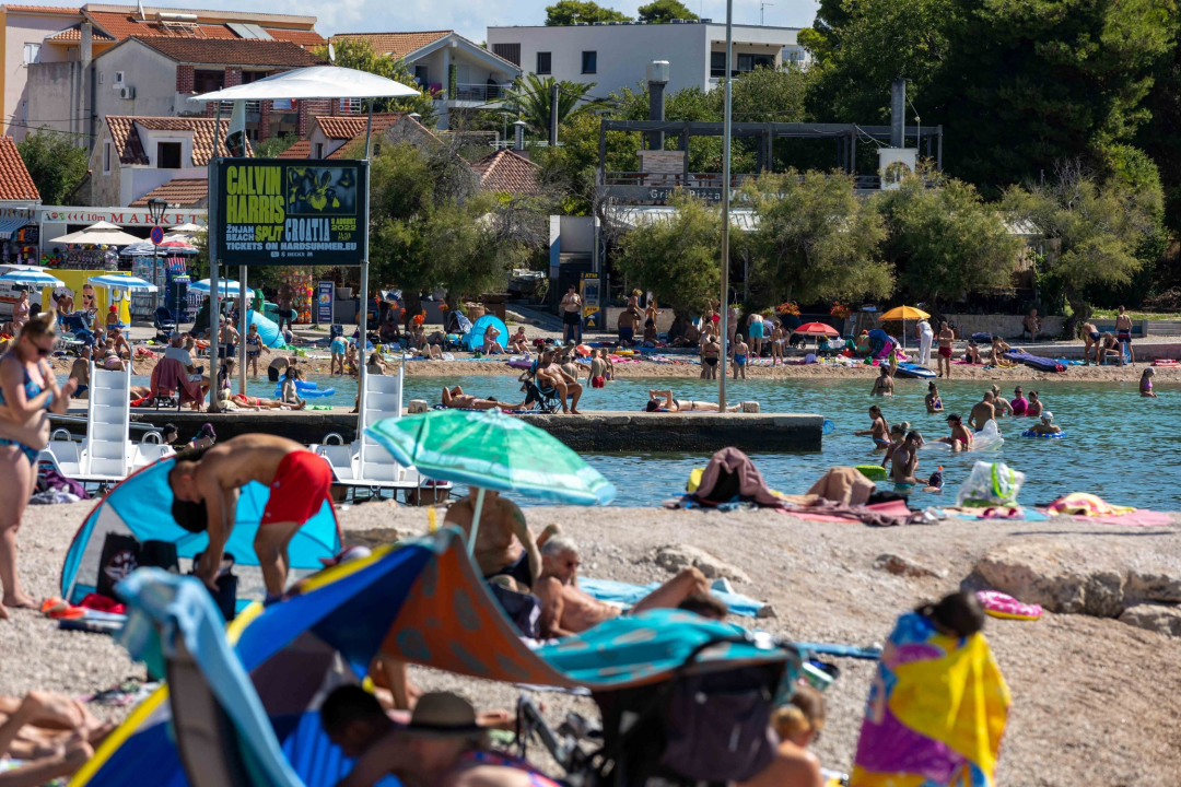Plaže u Vodicama i Srimi pune kao usred sezone