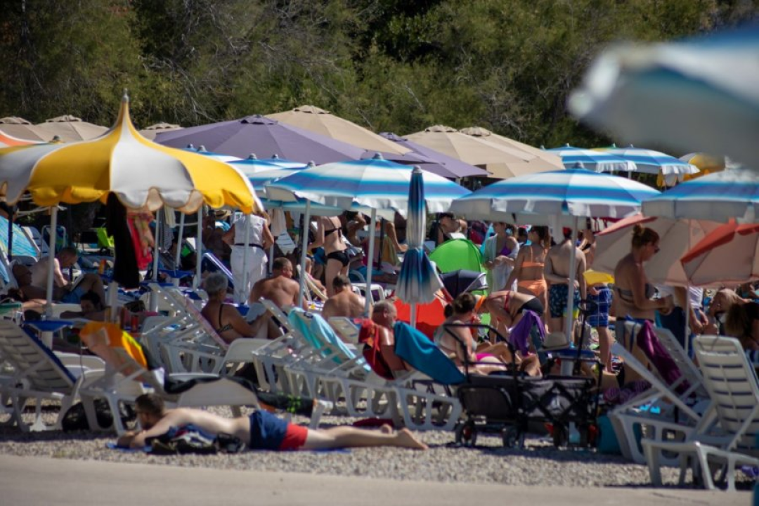 Plaže u Vodicama i Srimi pune kao usred sezone