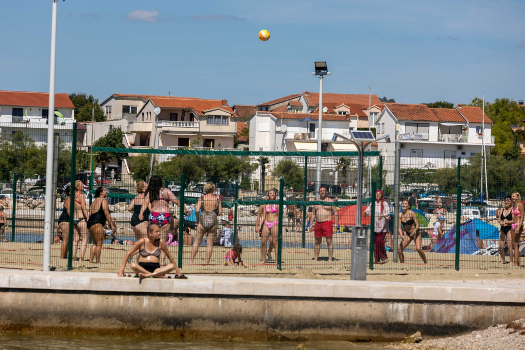 Plaže u Vodicama i Srimi pune kao usred sezone