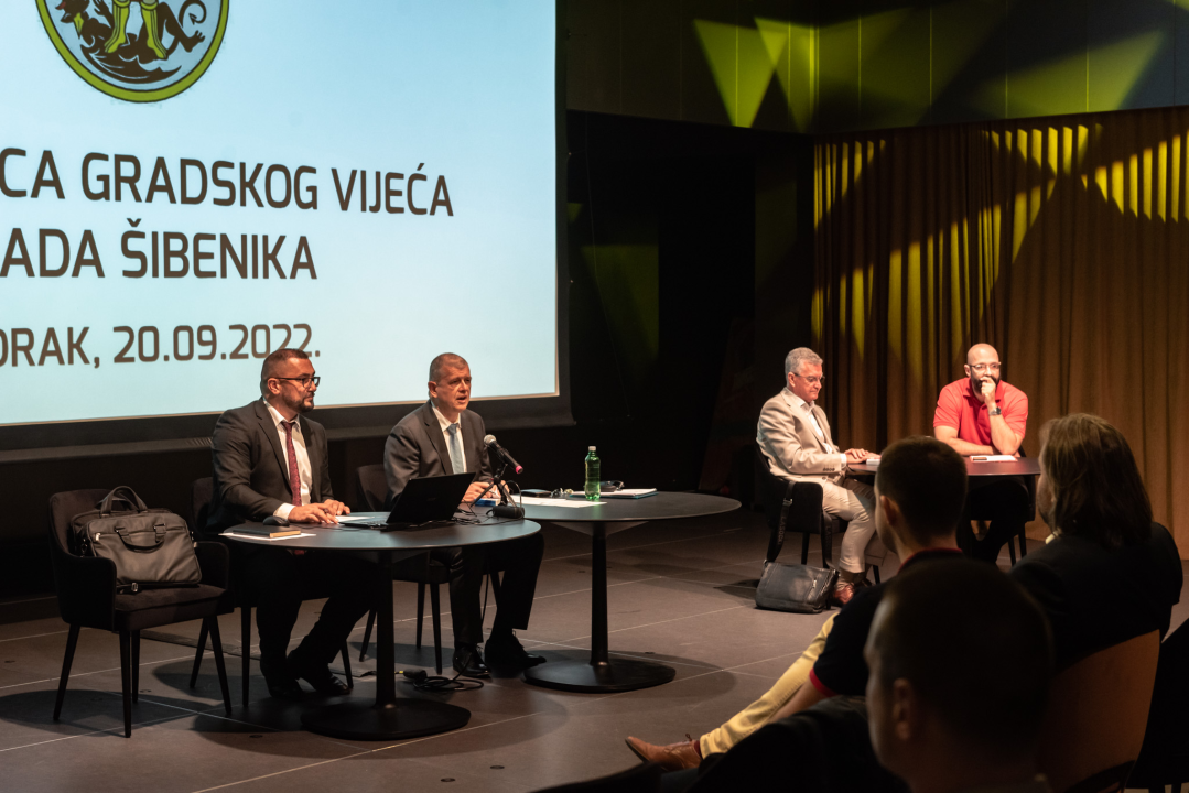 Gradsko vijeće: Oporba tražila konkretne odgovore na goruća pitanja, Restović i Slavica dobili opomene