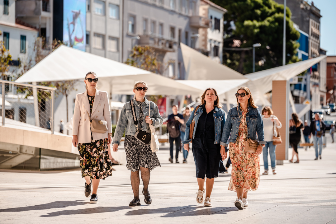 Trendi dame iz đira po gradu dat će vam ideje kako se odjenuti za prvi val zahlađenja! 