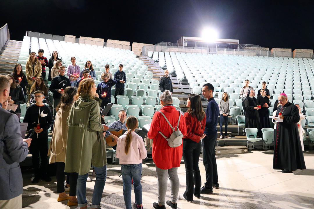 Ususret sv. Mihovilu održana procesija mladih u Šibeniku