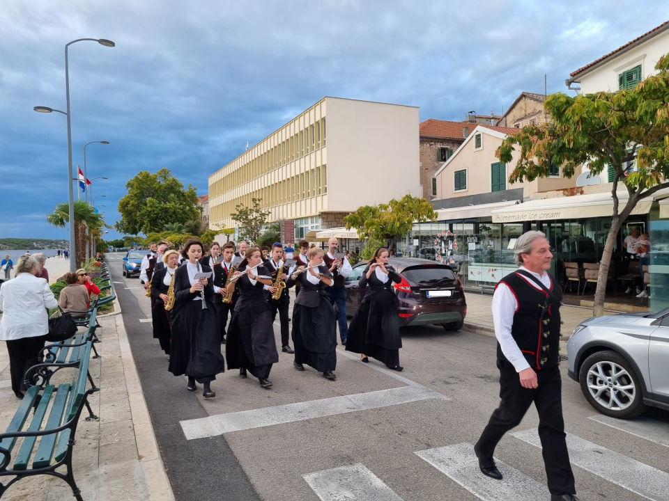 Šibenska narodna glazba počastila sugrađane promenadnim nastupom gradskim ulicama 