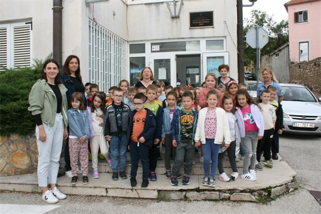 Djeca iz vrtića posjetila policajce u Šibeniku, Kninu, Drnišu i Vodicama
